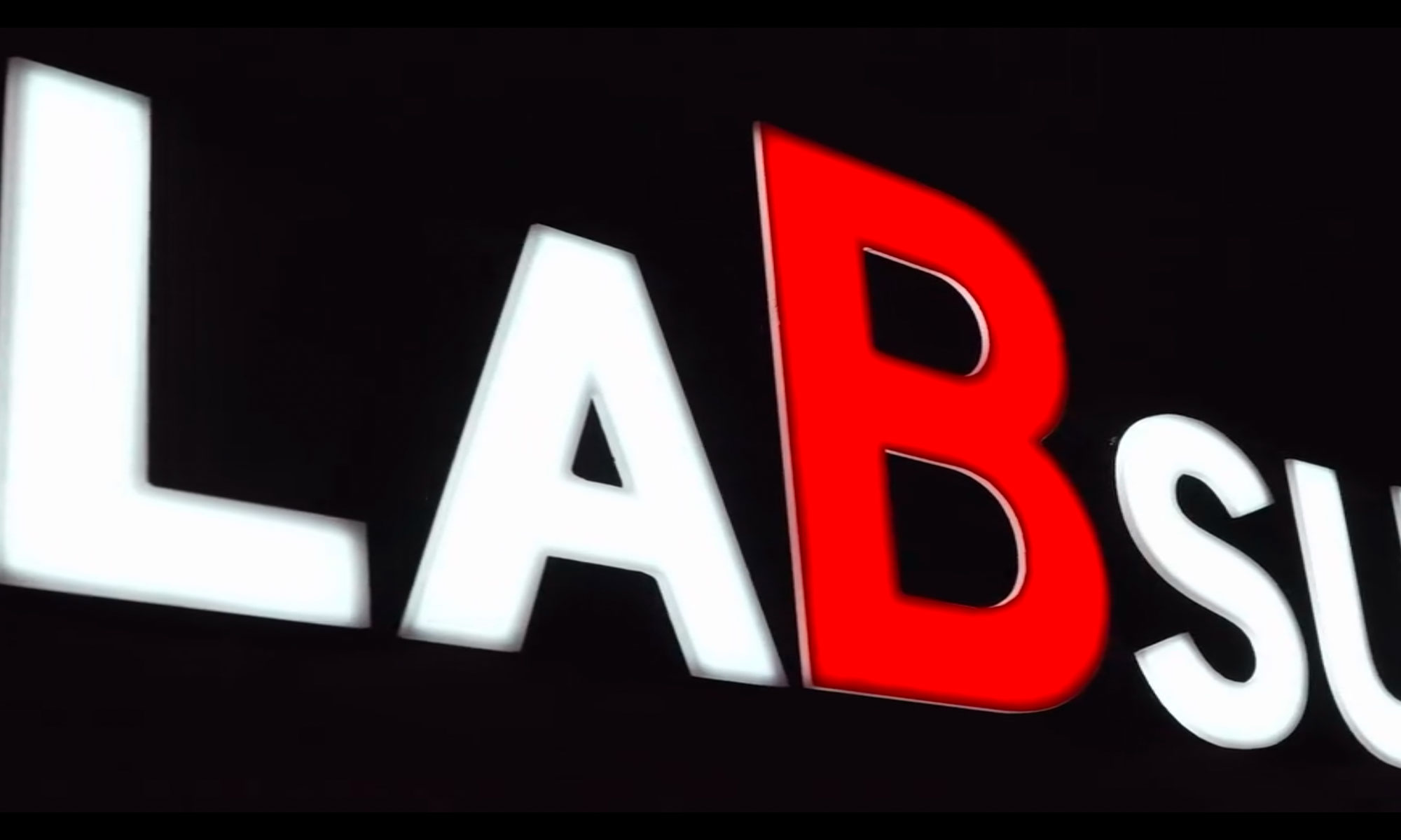 Rótulo luminoso de LAB Sucursal.